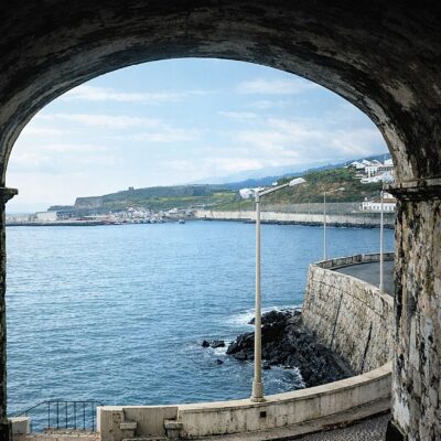 Arco de pedra com vista para o porto