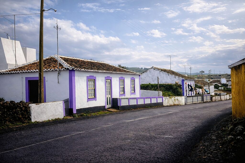 Rua tranquila de aldeia rural