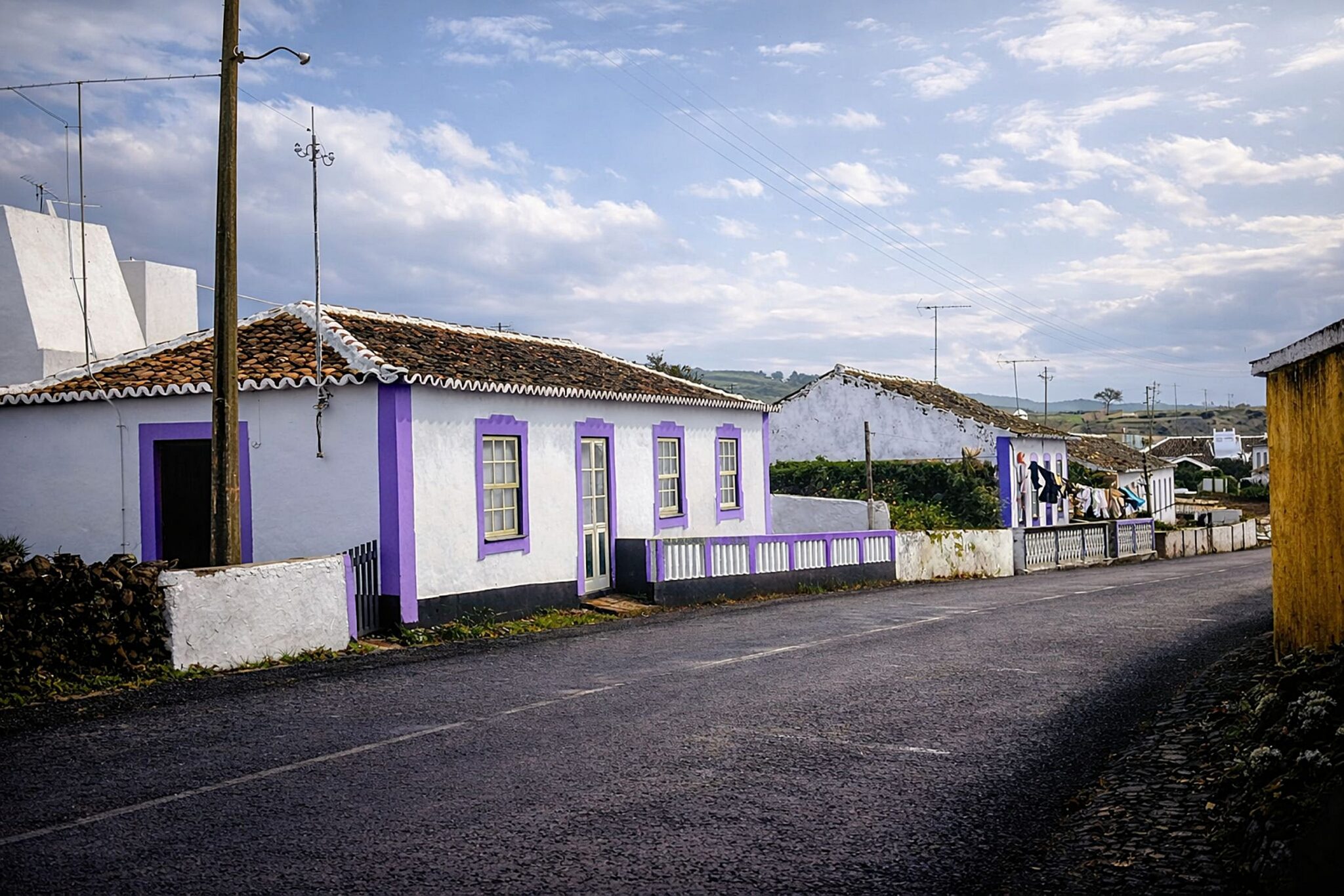Rua tranquila de aldeia rural