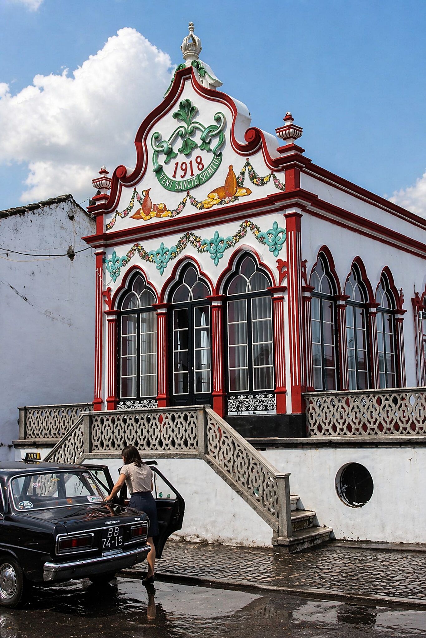 Edifício histórico e táxi em rua pavimentada