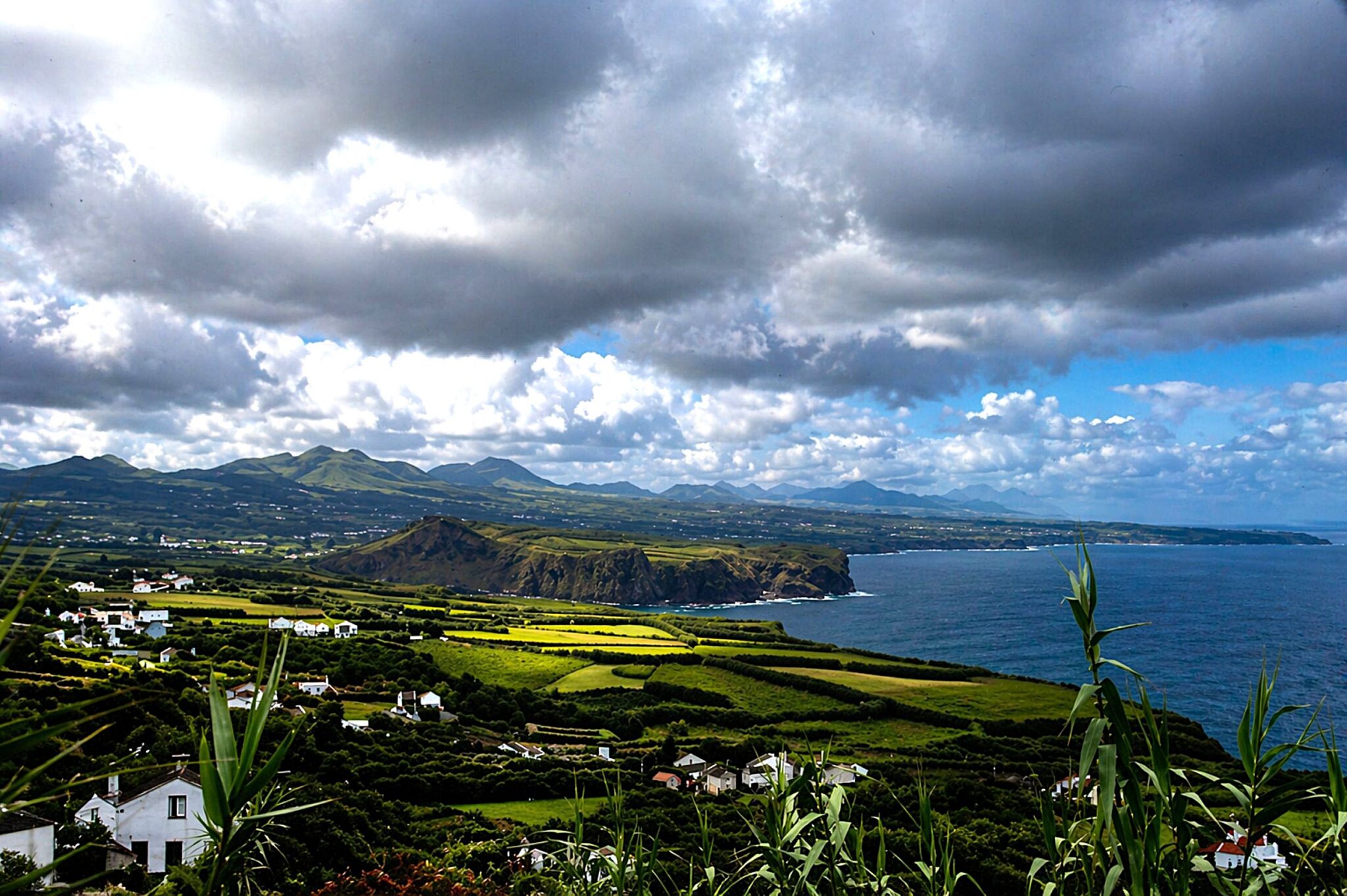 Paisagem costeira dramática com vilarejo