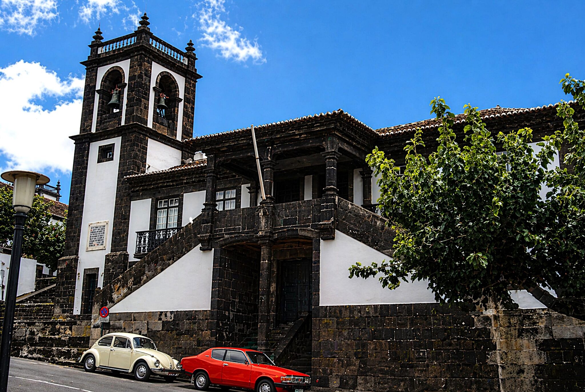Cena urbana histórica com arquitetura clássica