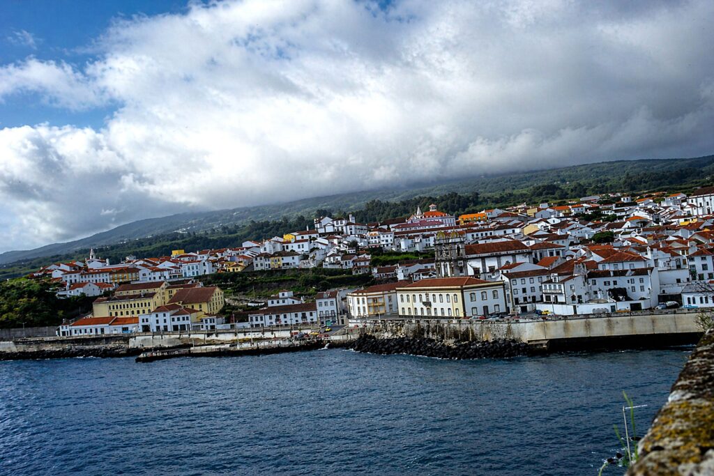 Vista costeira de uma vila tranquila