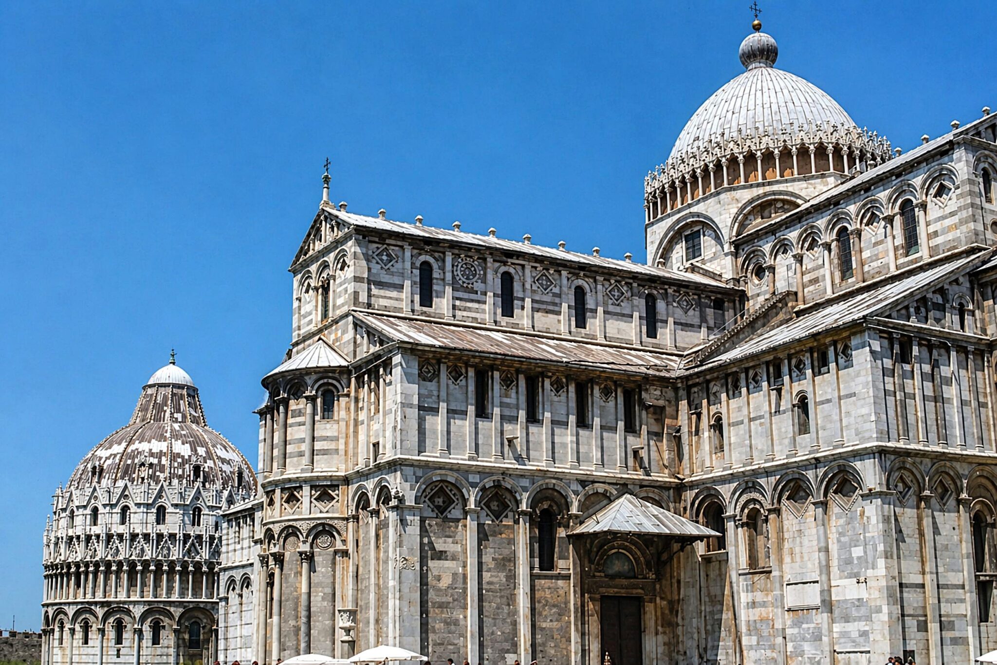 Catedral de Pisa e batistério monumentais