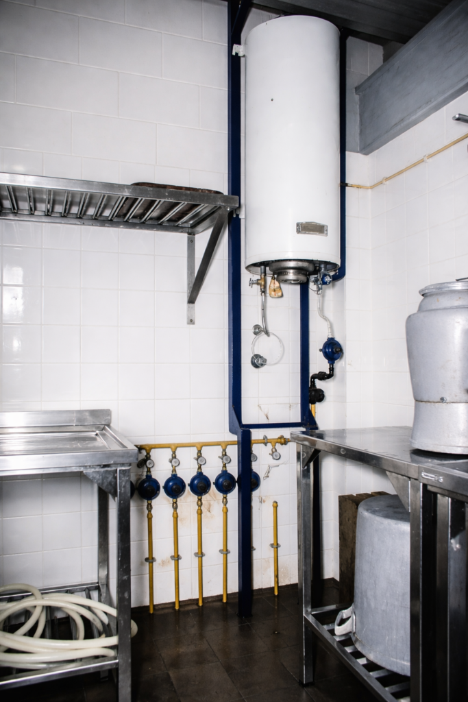 Cozinha profissional com boiler e válvulas