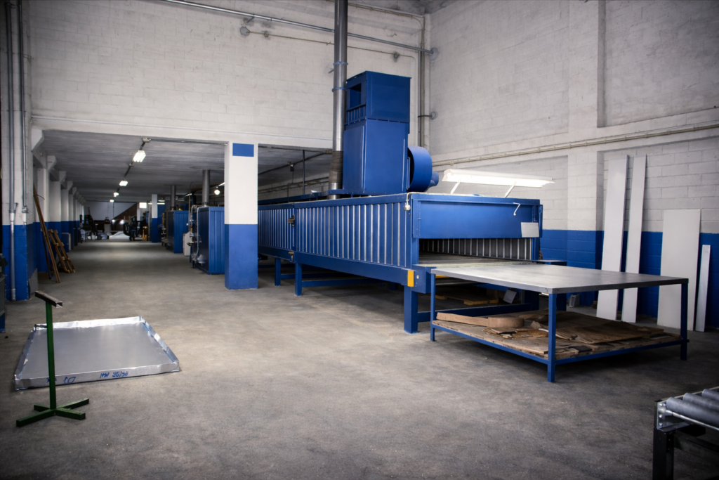 Interior de fábrica industrial espaçosa