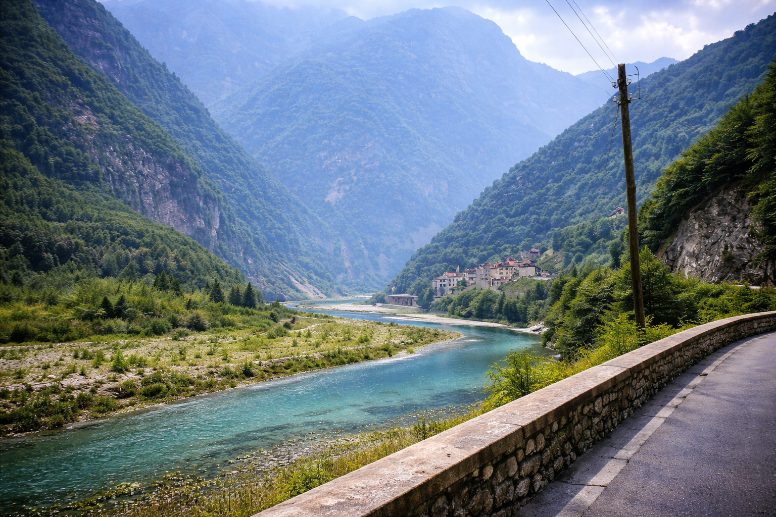 Vale alpino e rio turquesa