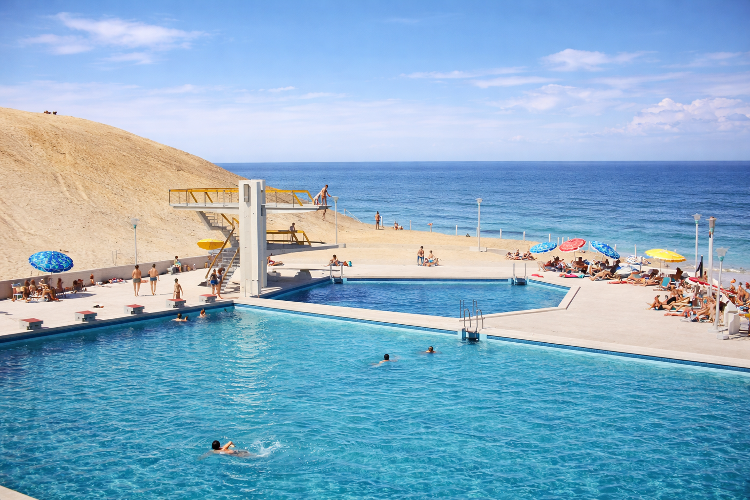 Piscina à beira-mar num dia ensolarado