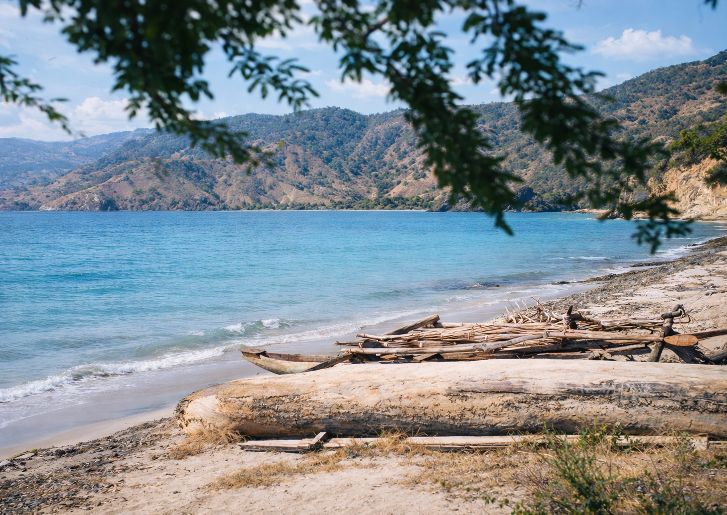 Praia tranquila e cove serena