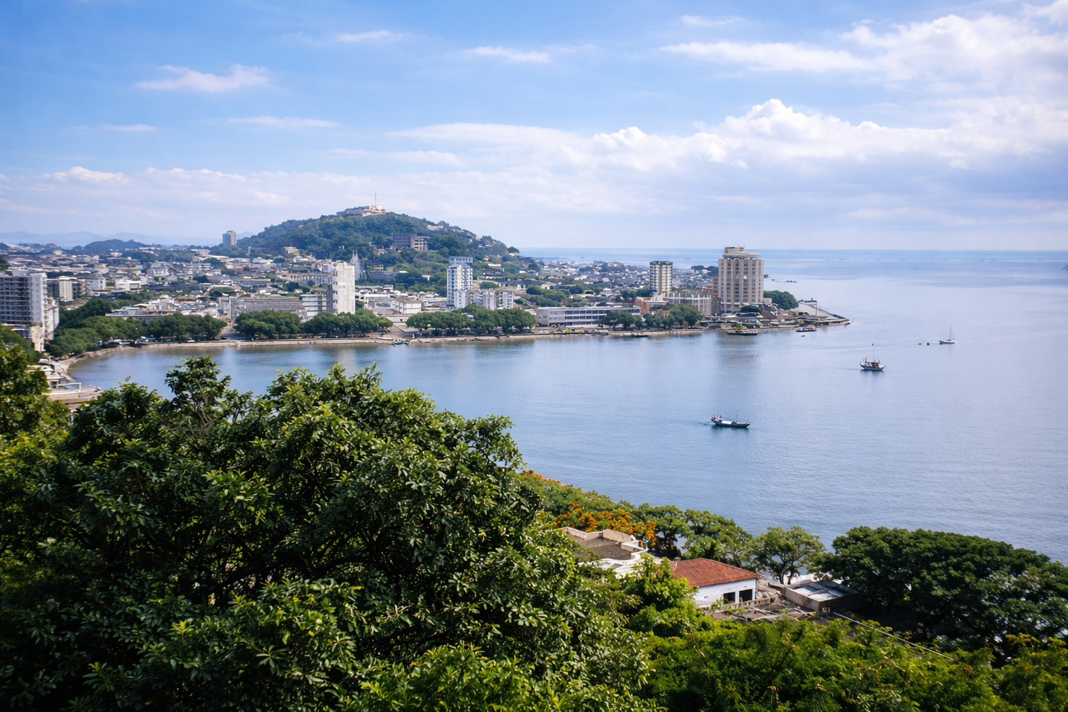 Vista panorâmica sobre a cidade costeira