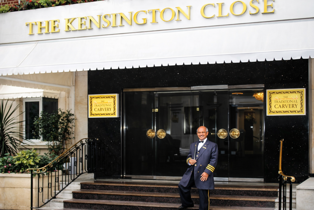 Entrada elegante do hotel Kensington Close