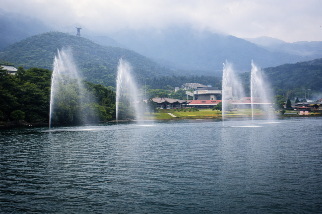 Lago sereno com fontes e montanhas