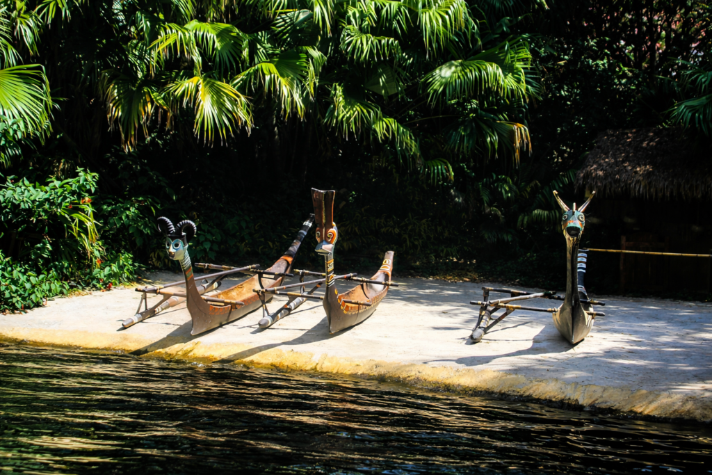 Canoas tropicais com figuras animais