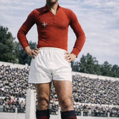 Jogador de futebol em estádio histórico