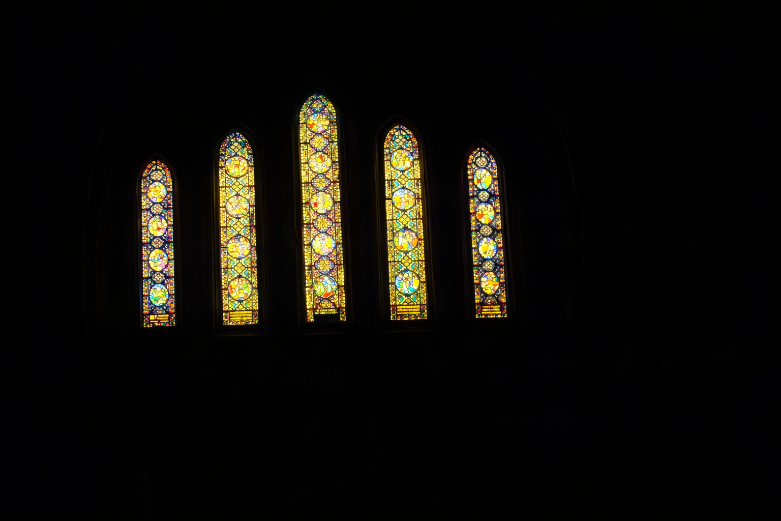 Janelas de vitral gótico iluminadas