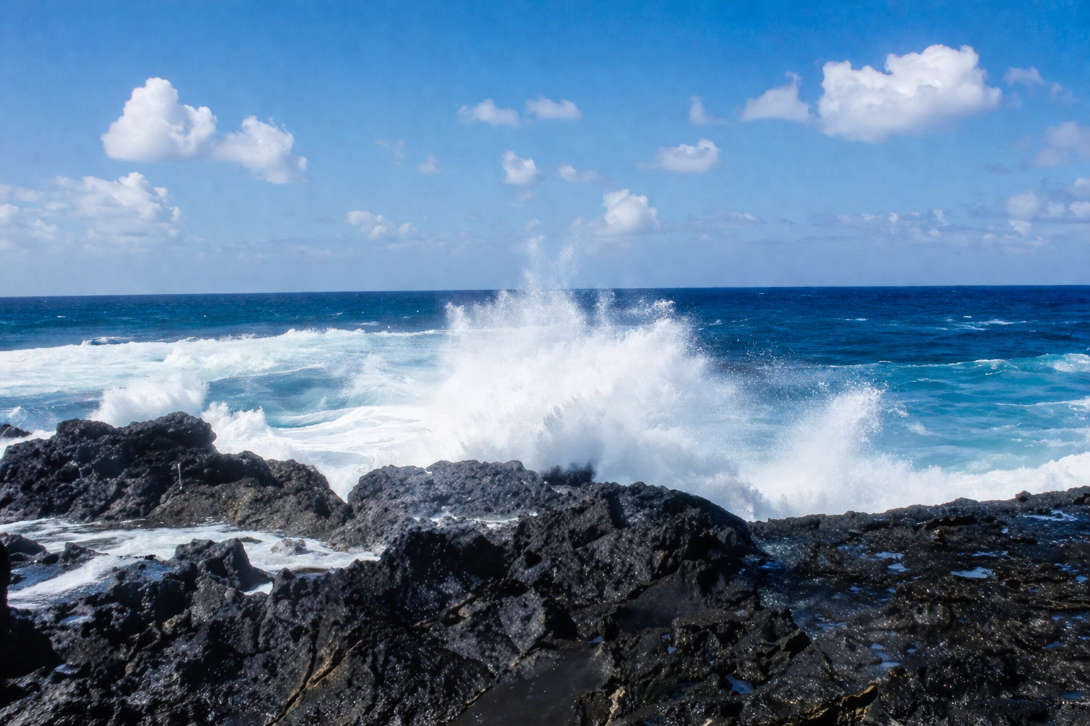 Costa rochosa e ondas em explosão