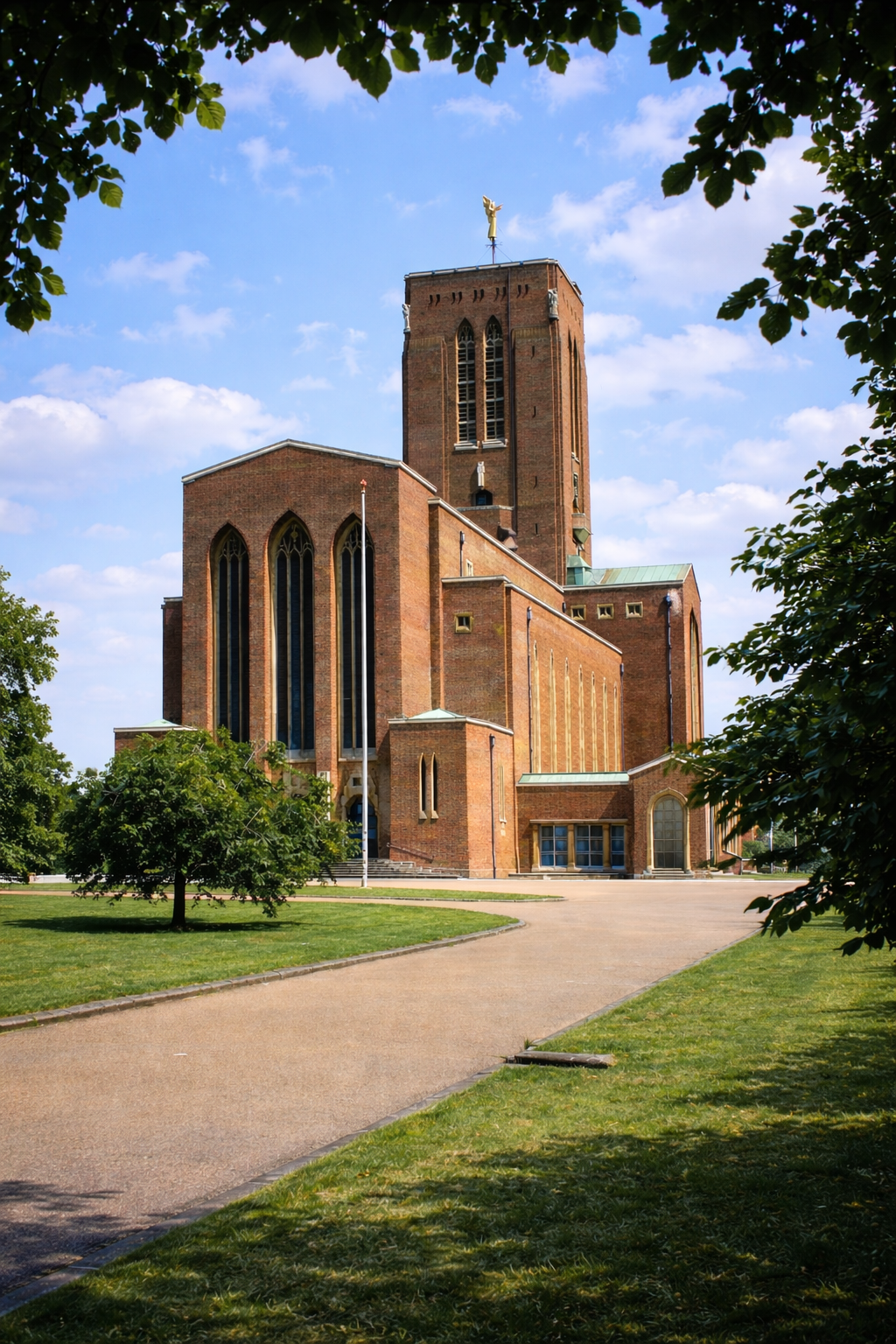 Catedral de Guildford rodeada pela vegetação