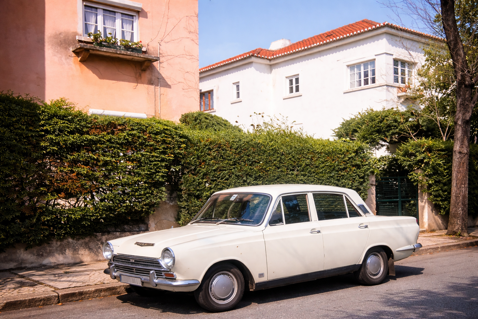 Carro vintage em rua tranquila