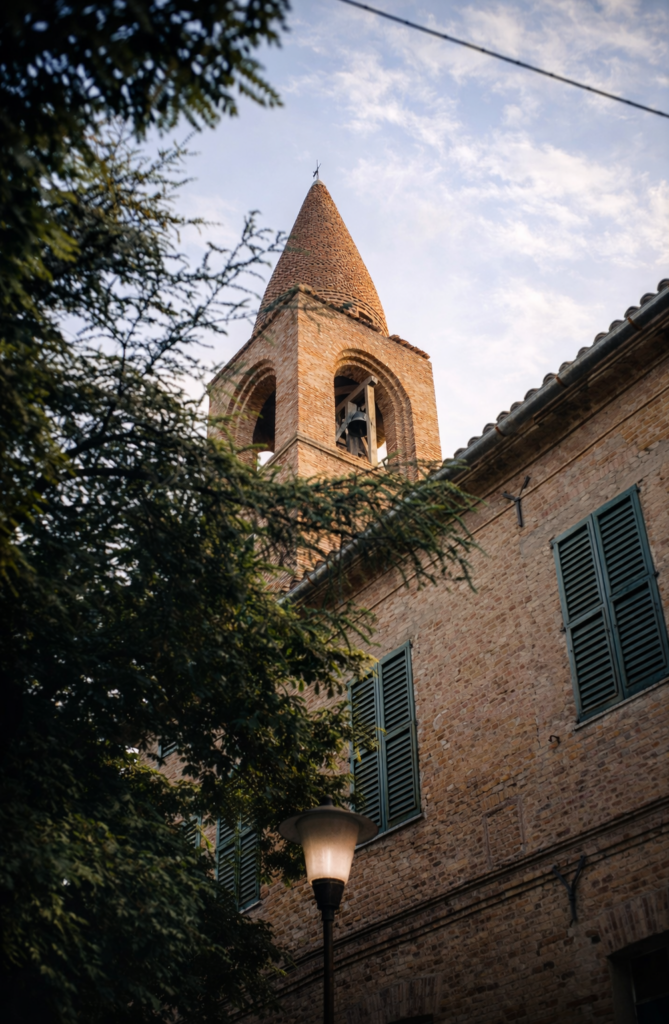 Torre de igreja antiga com fachada de tijolos