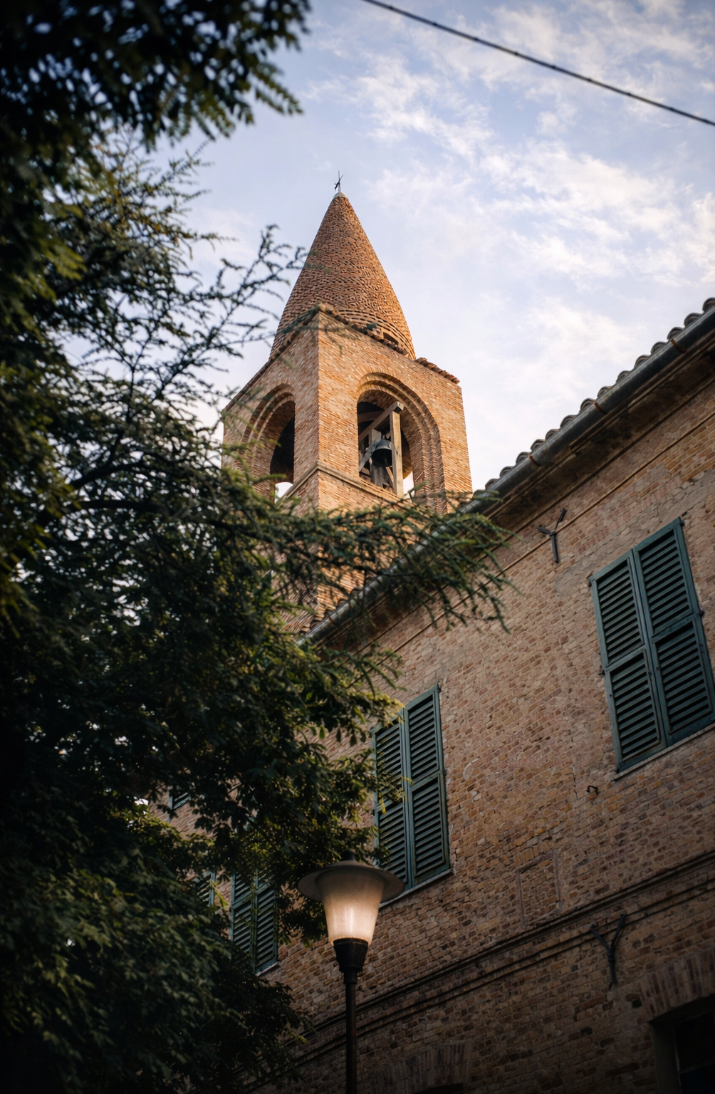 Torre de igreja antiga com fachada de tijolos