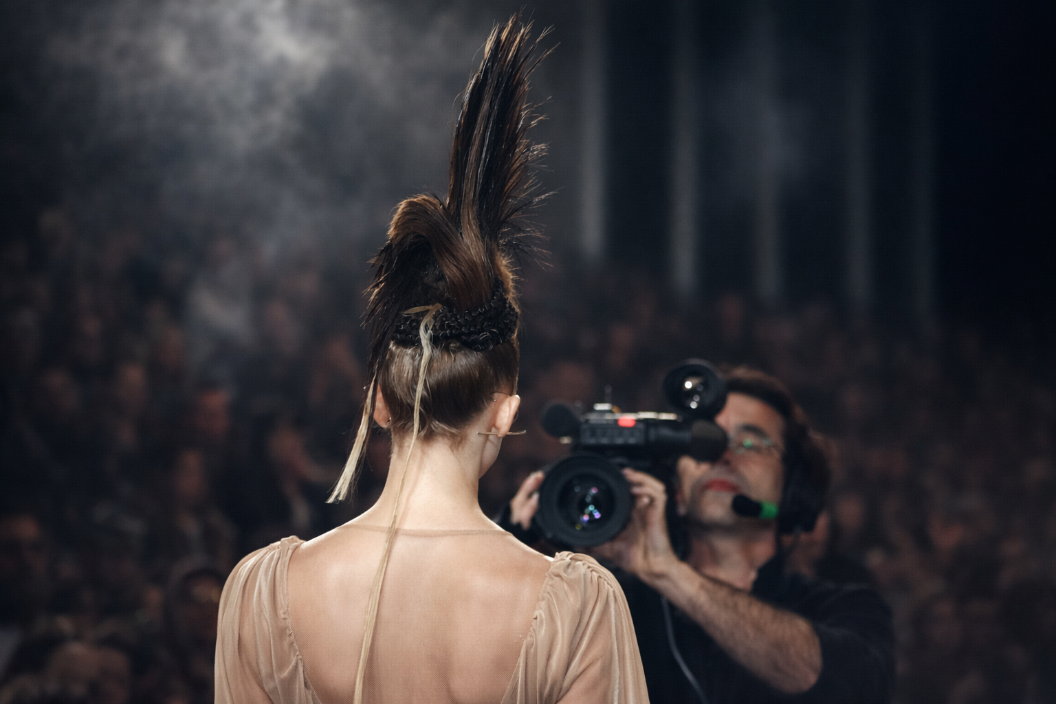 Desfile de moda com penteado arrojado