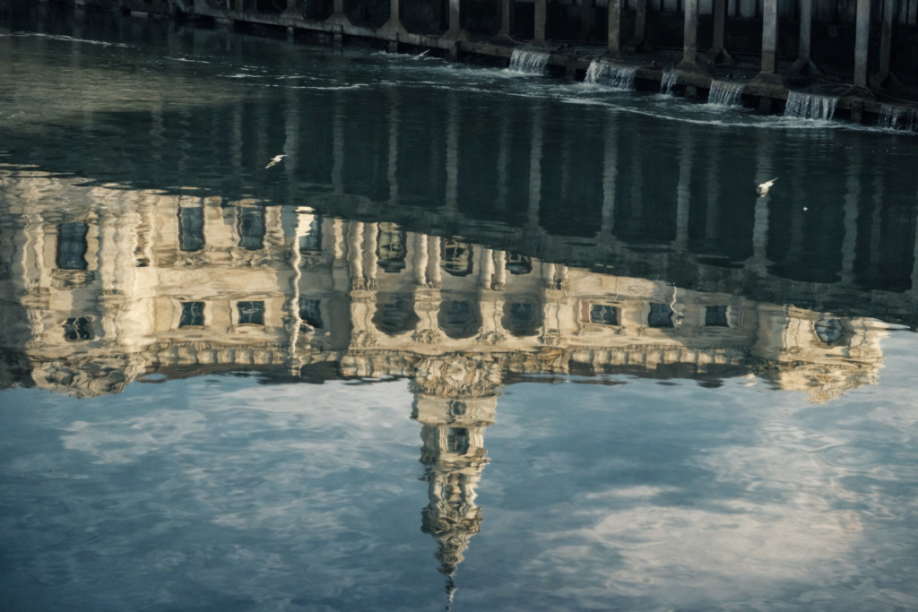 Reflexo histórico na água tranquila