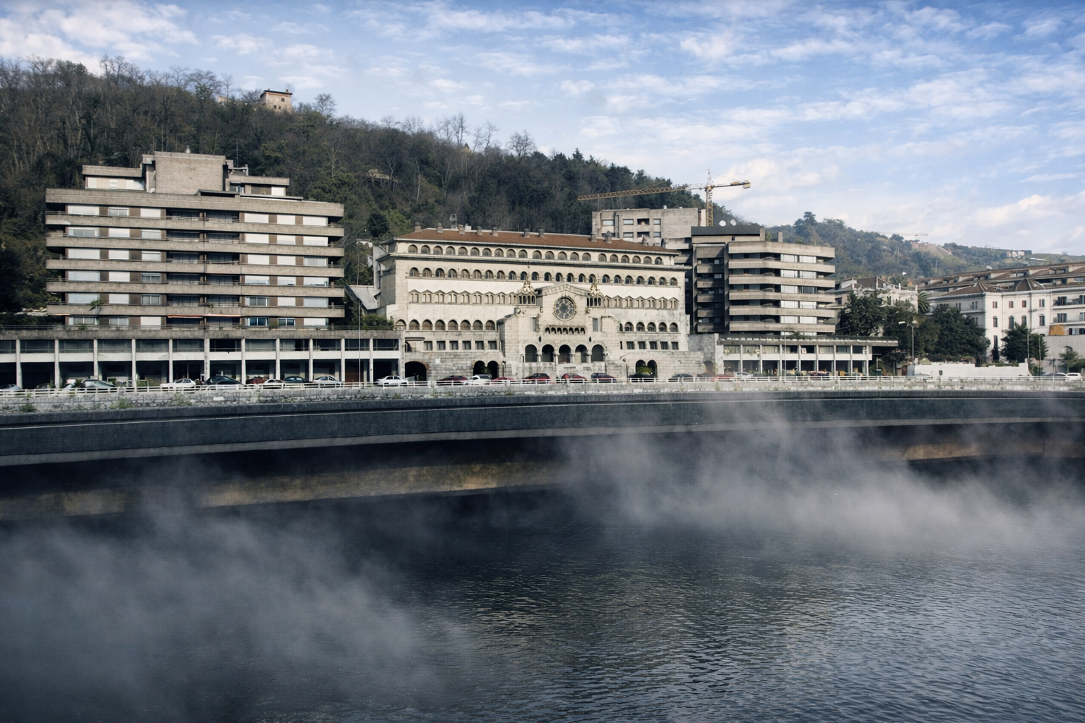 Ribeira enevoada com edifícios históricos