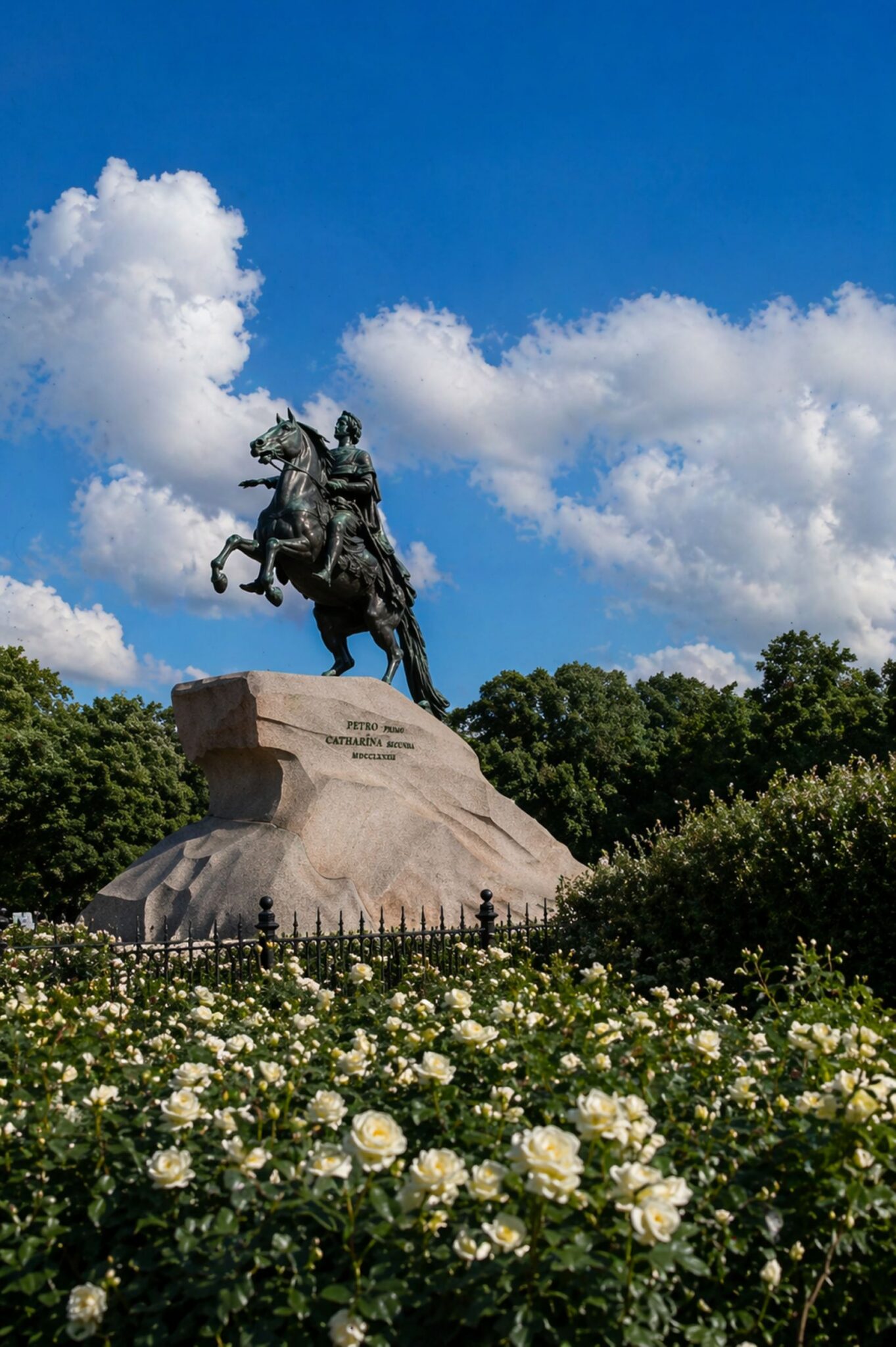 Estátua equestre em monumento com rosas