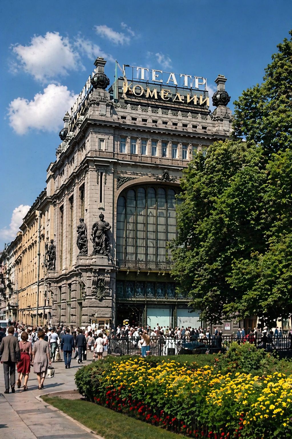 Praça movimentada e edifício histórico