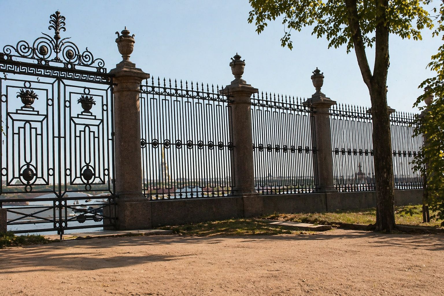 Cerca ornamental com vista para cidade