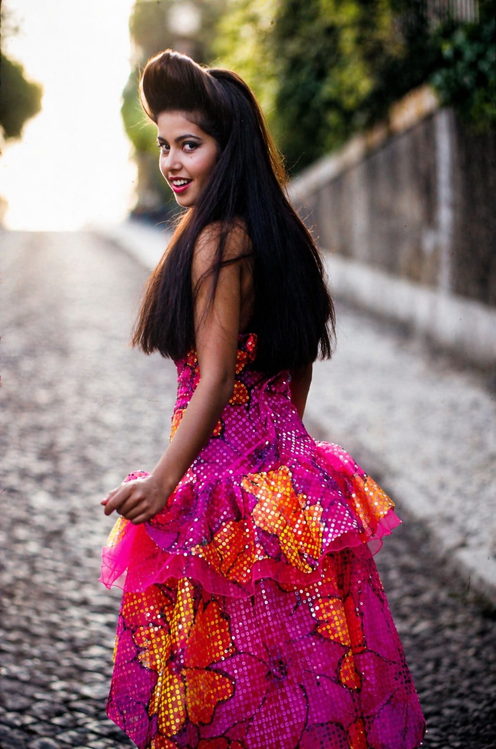 Mulher sorridente em vestido glamouroso