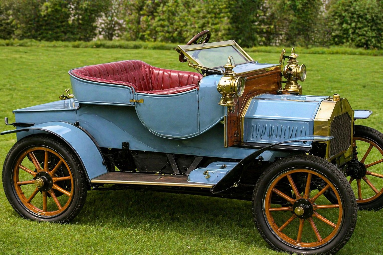 Carro antigo no parque verde