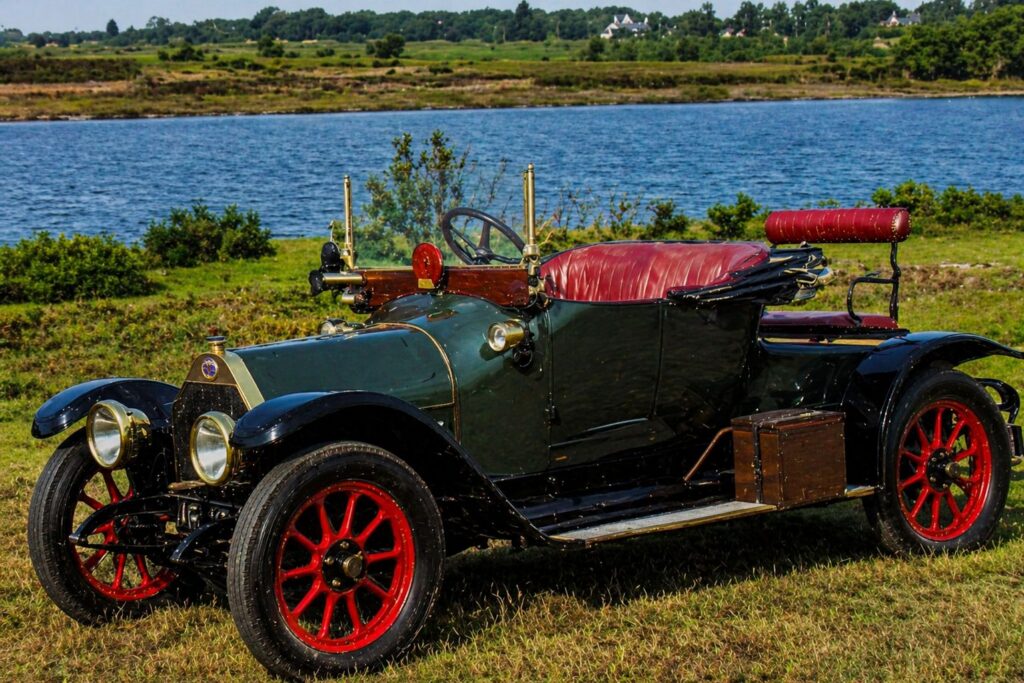 Carro clássico à beira do lago