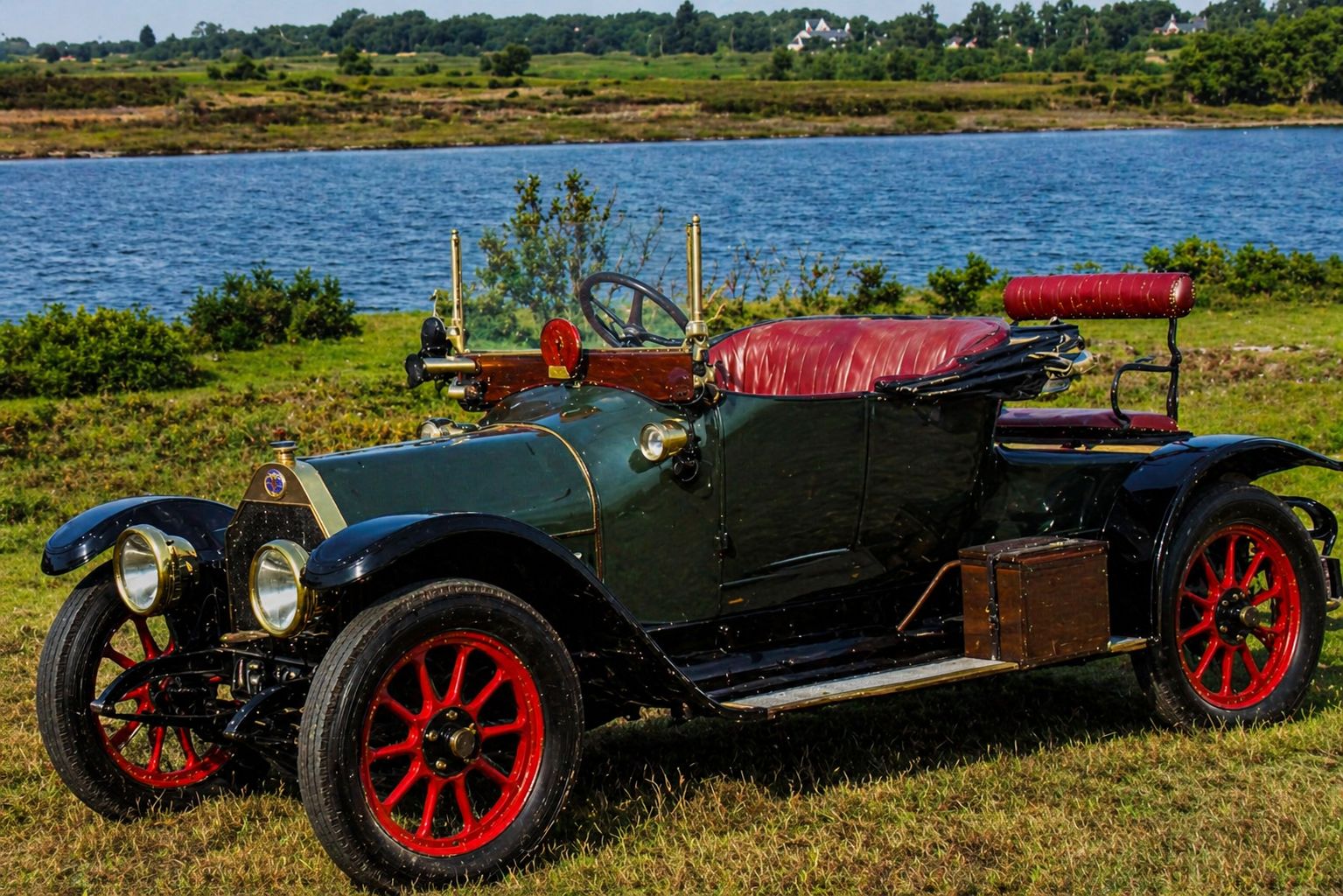 Carro clássico à beira do lago