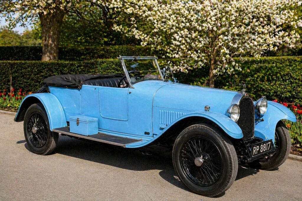 Carro clássico em jardim primaveril