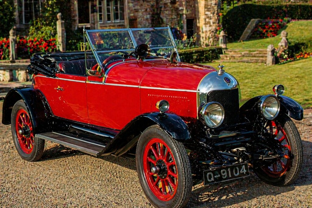 Carro clássico em jardim ensolarado