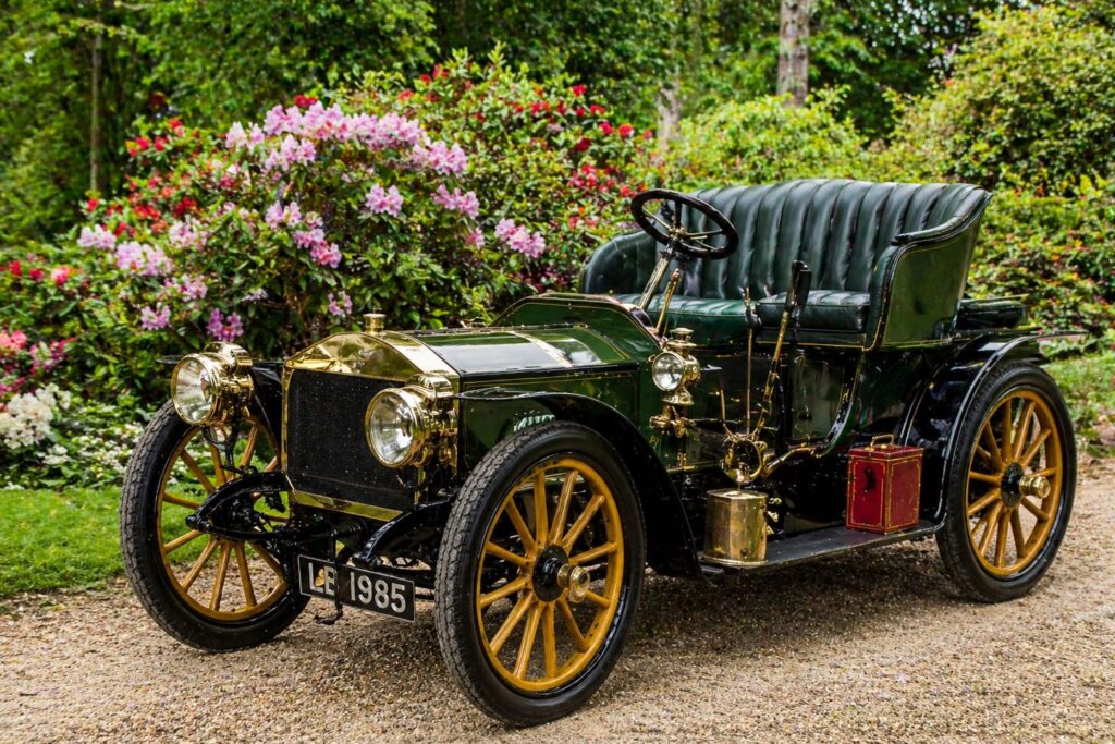 Automóvel vintage em jardim florido