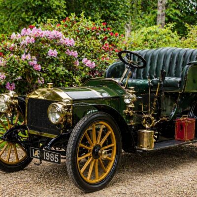 Automóvel vintage em jardim florido