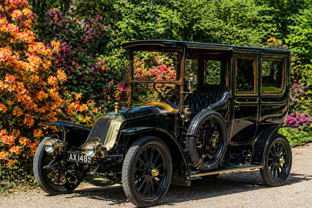 Carro vintage em jardim florido