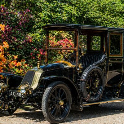 Carro vintage em jardim florido
