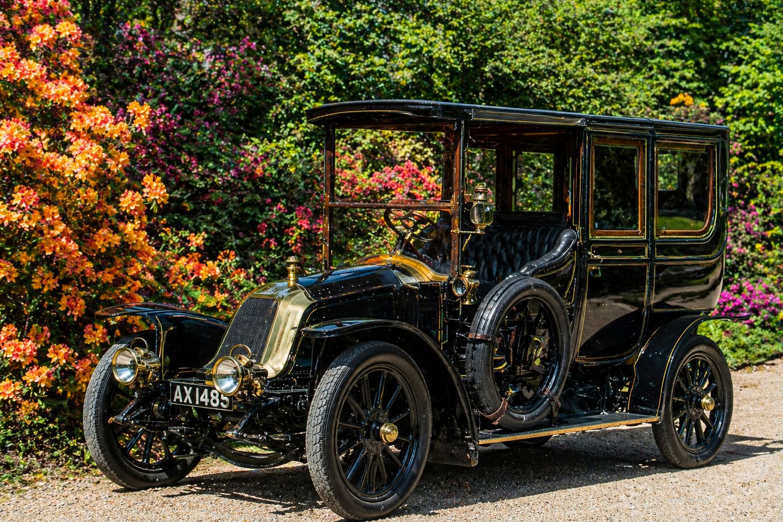 Carro vintage em jardim florido