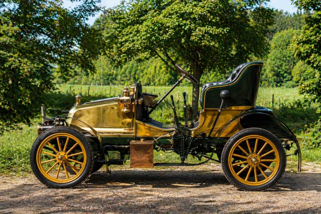 Carro antigo no campo ensolarado