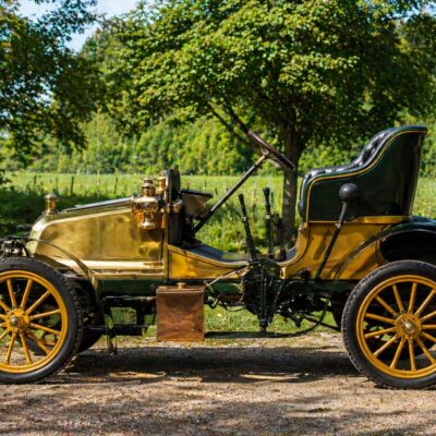 Carro antigo no campo ensolarado