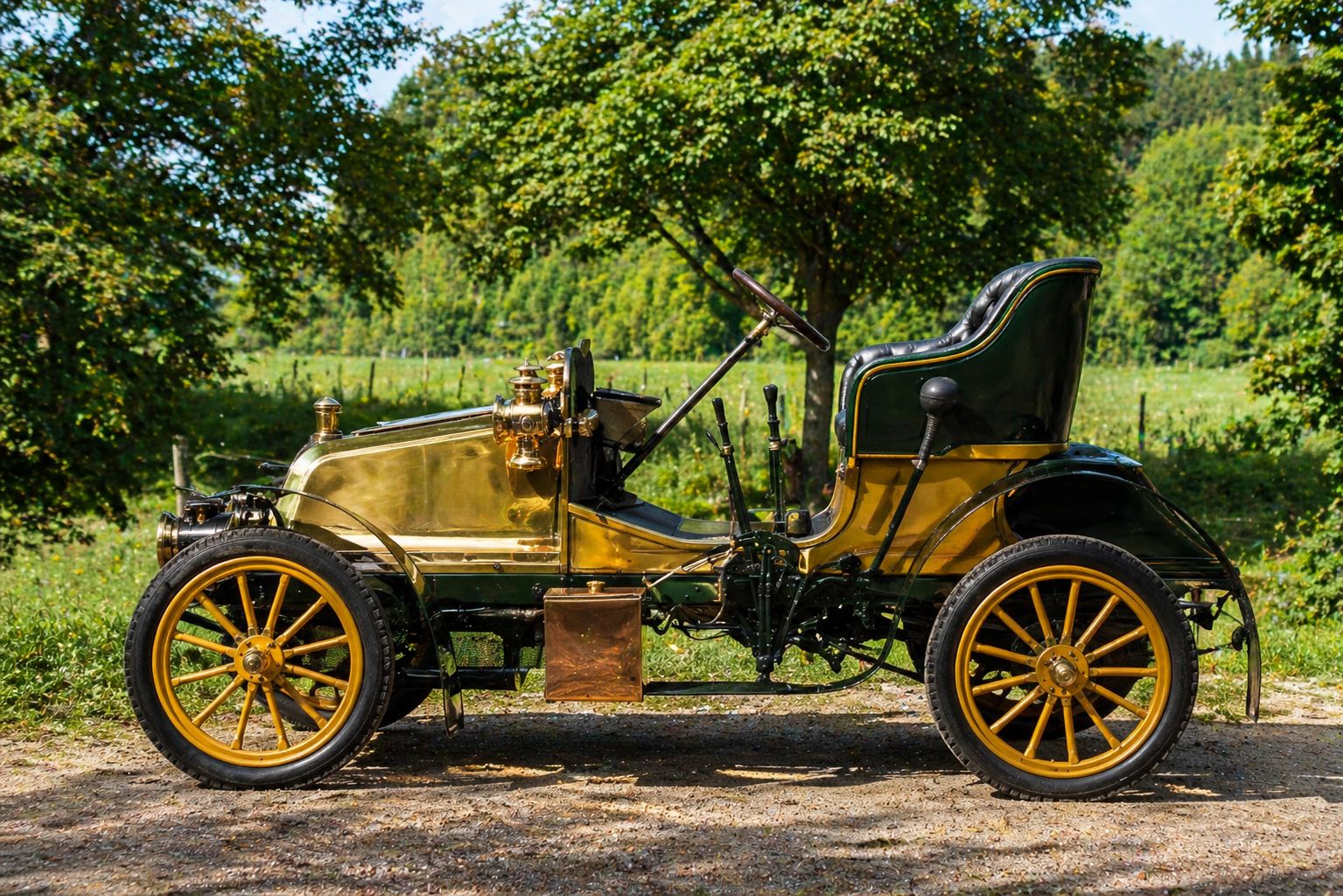 Carro antigo no campo ensolarado