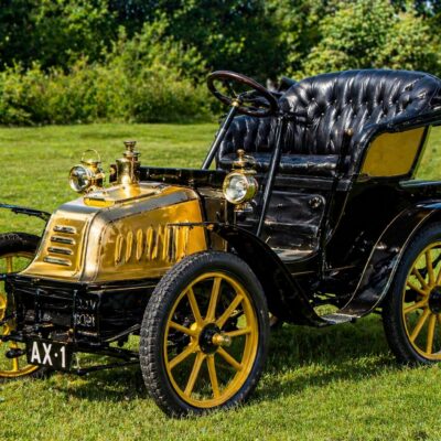 Carro antigo em campo verdejante