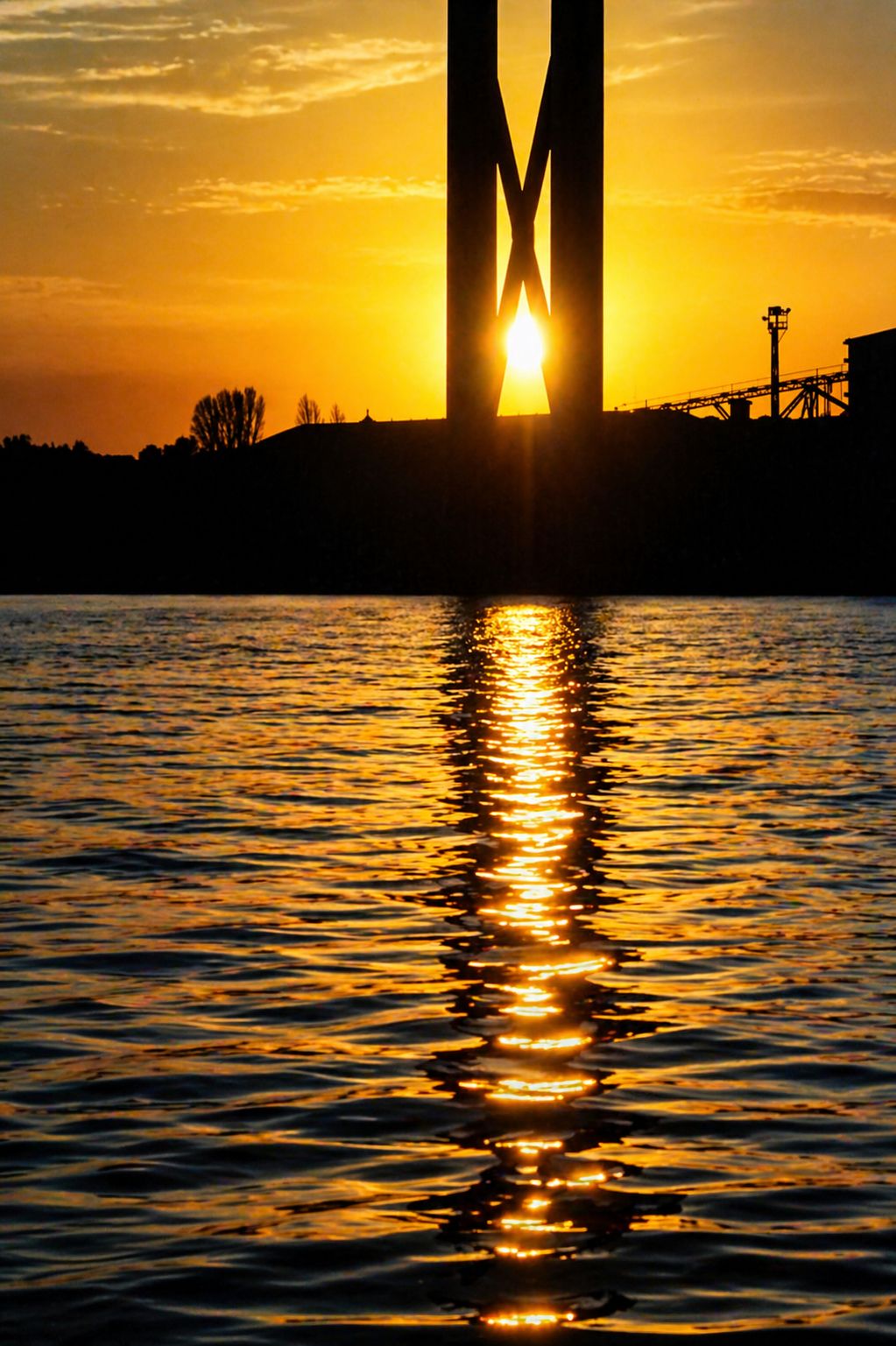 Pôr-do-sol dourado sobre o rio