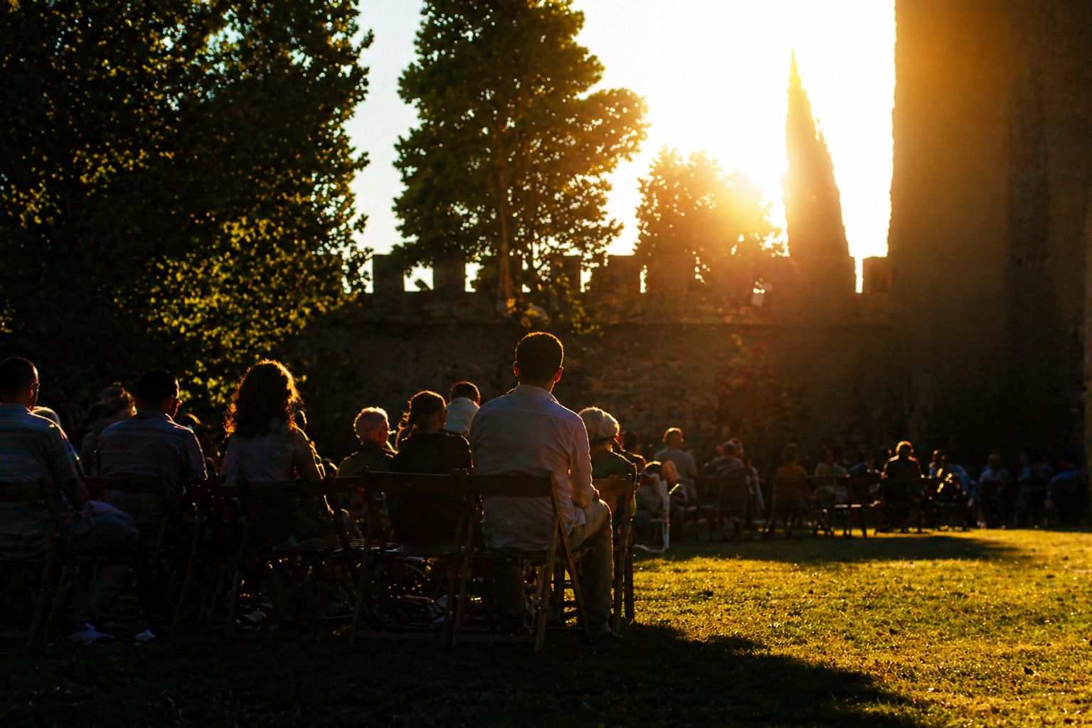Fim de tarde num jardim iluminado