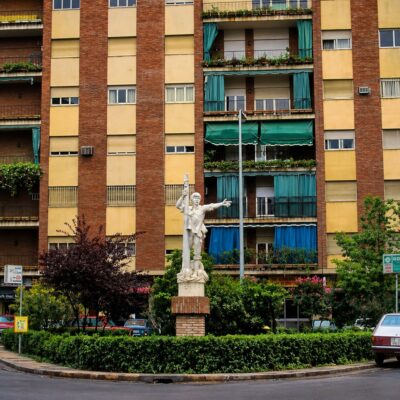 Cruzamento urbano com estatua clássica