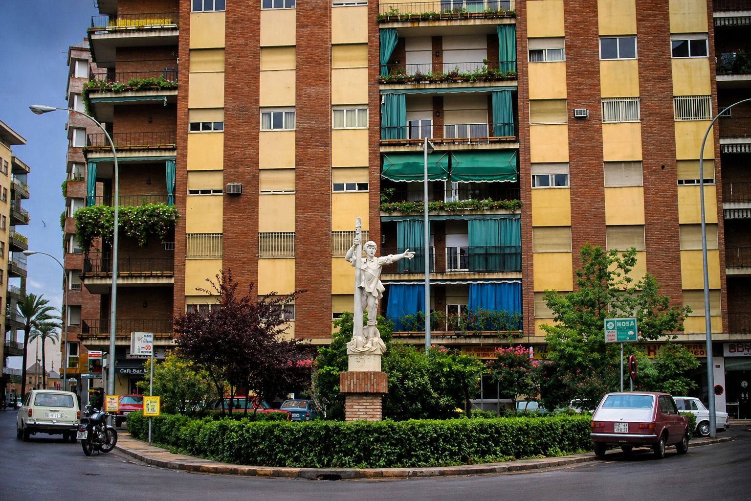 Cruzamento urbano com estatua clássica