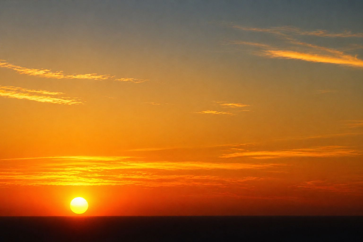 Pôr do sol sereno sobre horizonte plano